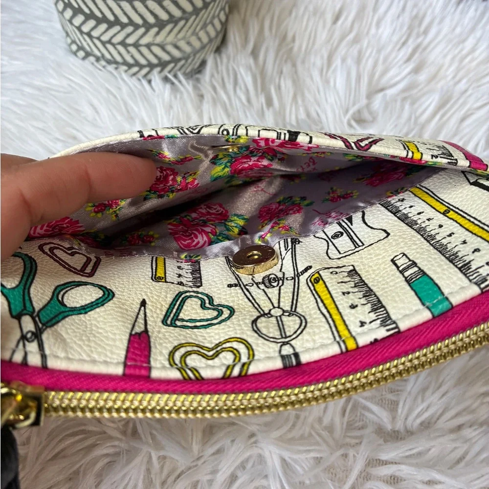 Betsey Johnson Wristlet🤍 - Picture 6 of 8